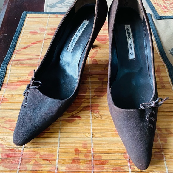 Manolo Blahnik Dark Brown Suede Lace Up Bow Pumps - Picture 2 of 13